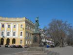 Funny angle on the statue at the top of the steps